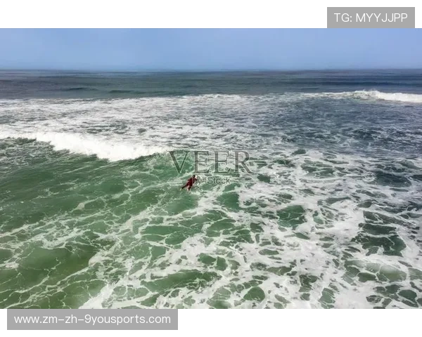 冲浪选手被海浪拍飞十米,爬起继续比赛 冲浪选手被海浪拍飞十米,爬起继续比赛